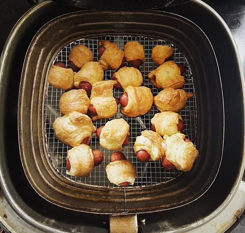 Kết sau khi khi cho xúc xích nướng xong bằng nồi chiên không dầu