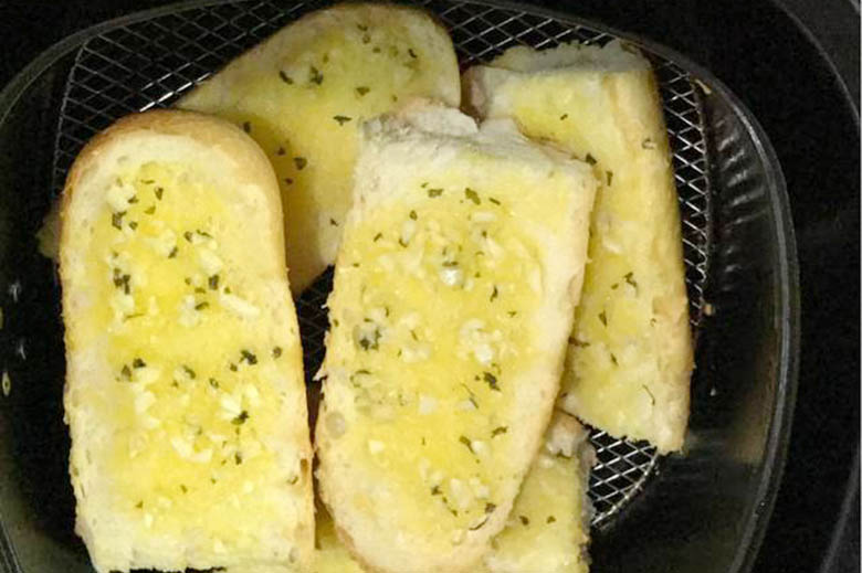 bỏ bánh mì vào nồi chiên không dầu rồi nướng trong vòng 10 phút