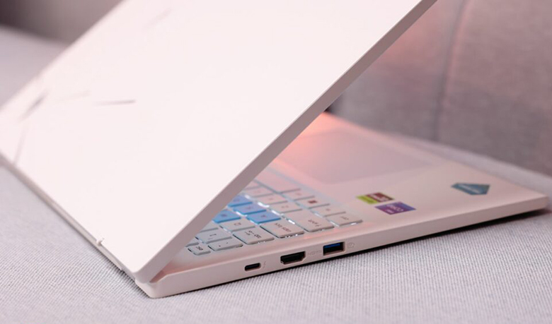 Laptop Acer Gaming Nitro Lite 16 NL16-71G-71UJ kết nối đầy đủ