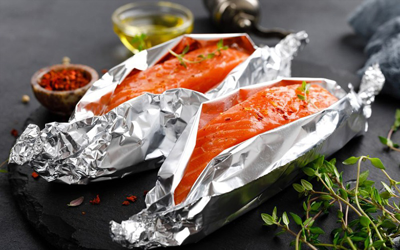 Cách nướng thịt trên bếp hồng ngoại sử dụng giấy bạc