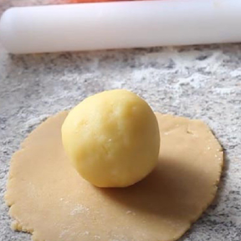 Bọc bột bánh bên ngoài nhân nướng bánh trung thu bằng nồi chiên không dầu