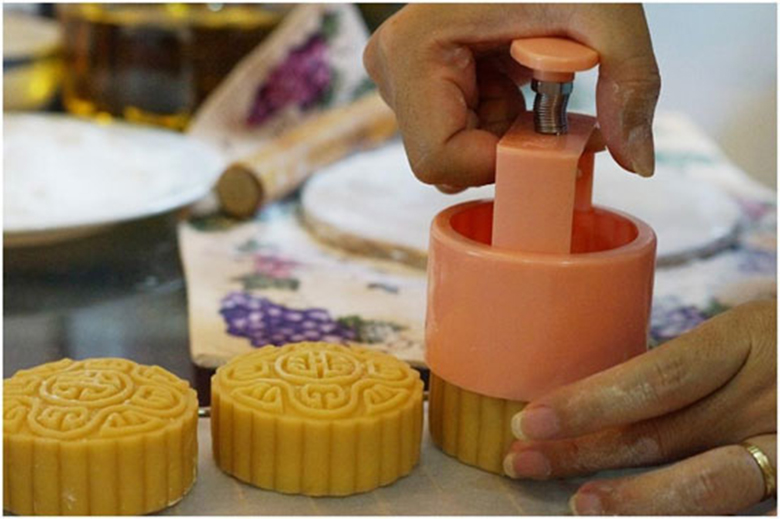 Đóng bành vào khuôn tại hình trước khi nướng bánh trung thu bằng nồi chiên không dầu