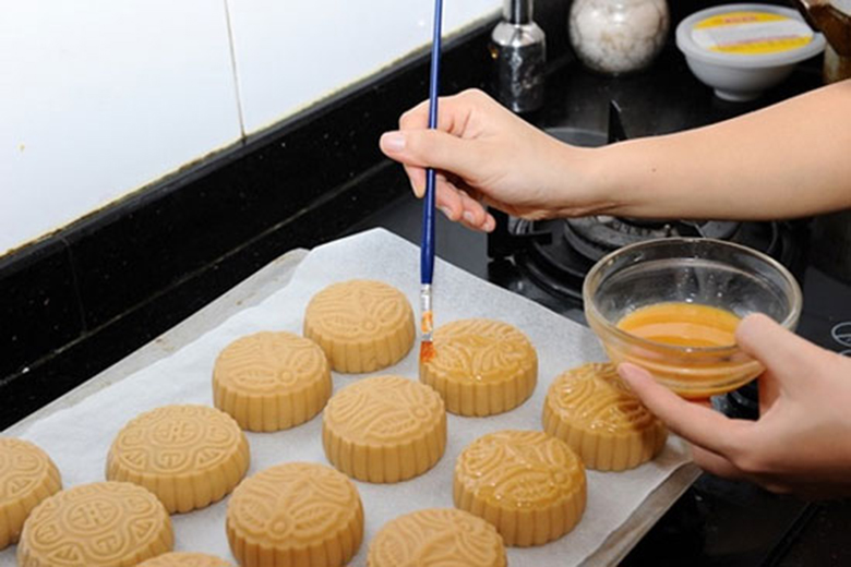 Công đoạn chuẩn bị cho bánh vào nướng bánh trung thu bằng nồi chiên không dầu