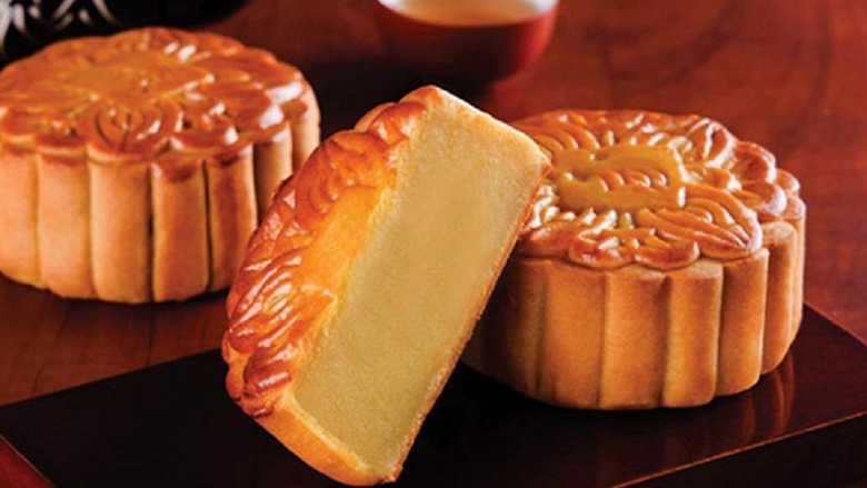 Làm bánh trung thu bằng nồi chiên không dầu nhưng lưu ý khi trộn bột