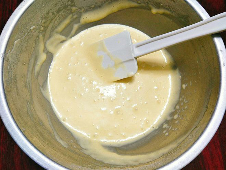 Khi trộn trứng, vanilla làm bánh Cupcake