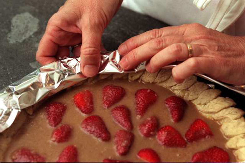 Dùng giấy bạc để dưới khay nướng trước khi thực hiện làm bánh bằng lò nướng