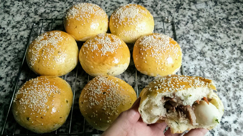 Thành phẩm làm ra bánh mì mặn và thưởng thức