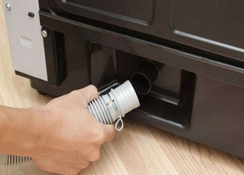 Máy giặt xả nước liên tục không ngừng do van cao su bị kẹp xơ vải