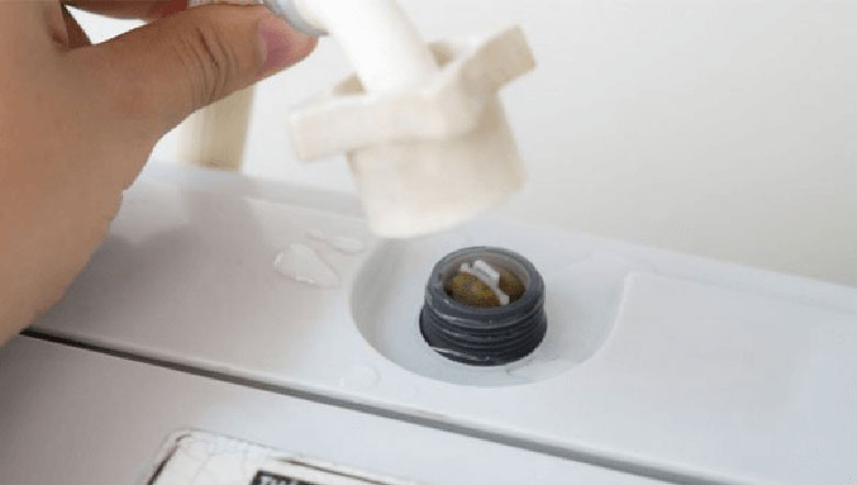 Lưới lọc van cấp bị bẩn dẫn đến nước không vào máy giặt