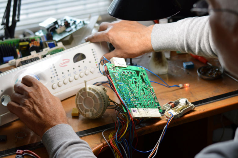 Board mạch máy giặt bị lỗi nên máy giặt bị rỉ nước