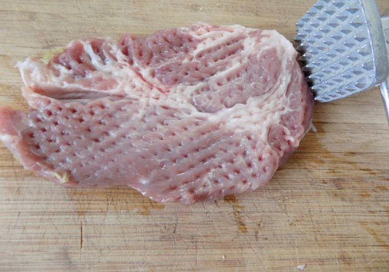 Sơ chế nguyên liệu trước khi làm thịt xiên nướng - Nướng thịt bằng nồi chiên không dầu Lock&Lock