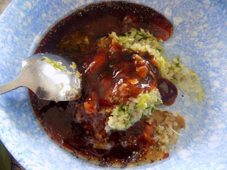 Cách nướng thịt bằng nồi chiên không dầu Lock&Lock khi ướp nước sốt vào thịt xiên nướng