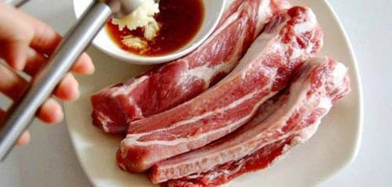 Cách ướp gia vị món sườn nướng