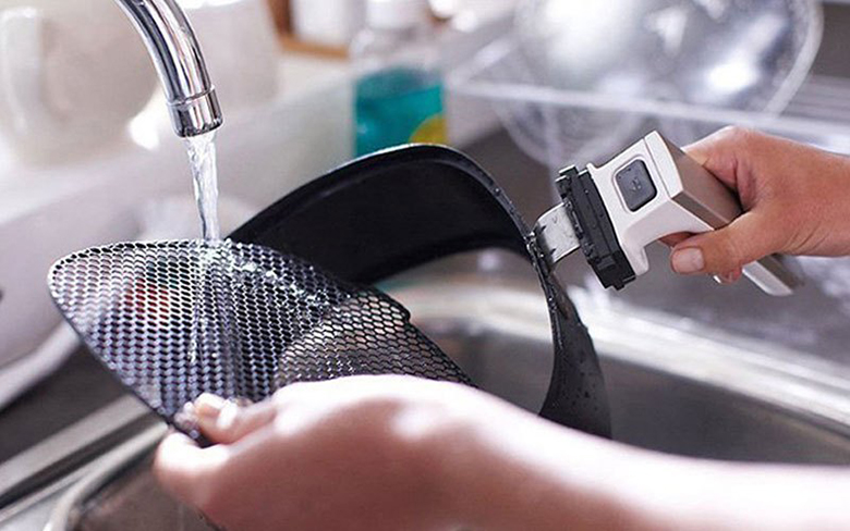 Khi sử dụng nước vệ sinh nồi chiên không dầu Lock&Lock