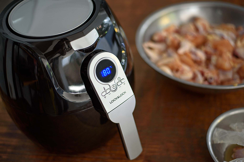 Nguyên liệu dùng làm chiên khoai tây bằng nồi chiên không dầu Lock&Lock