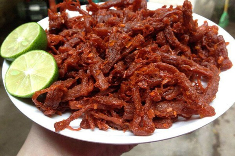 Thưởng thức món thịt bò sau khi bạn nướng trên lò nướng xong