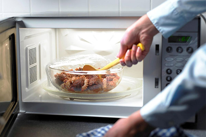 Cách sửa lò vi sóng không nóng nên biết khi sử dụng đồ đựng không đúng