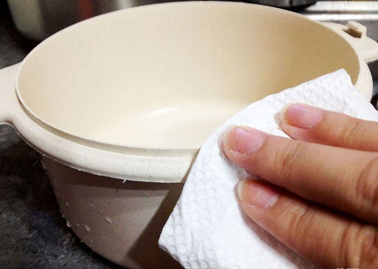 Rửa sạch nồi nấu cơm trong lò vi sóng trước khi cho gạo vào