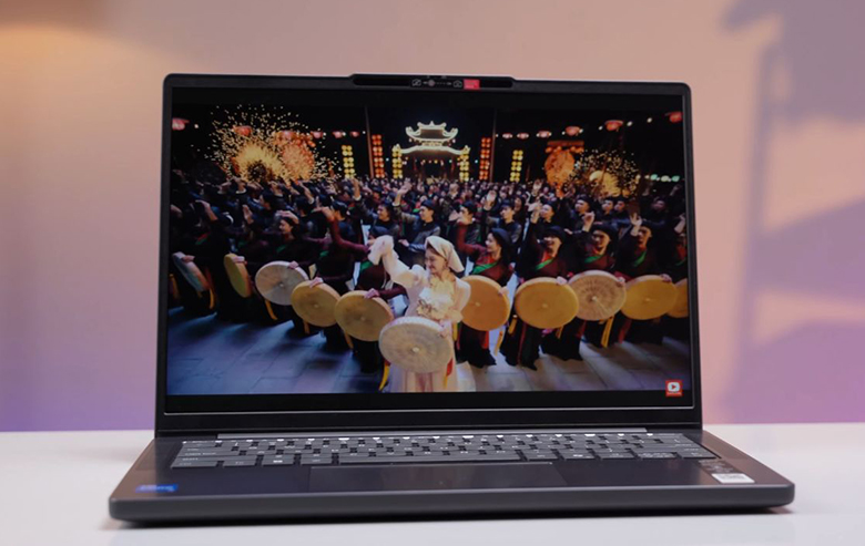 Laptop Lenovo IdeaPad Slim 3 14IRH10 83K00008VN màn hình sắc nét mang đến hình ảnh chân thực, đơn giản
