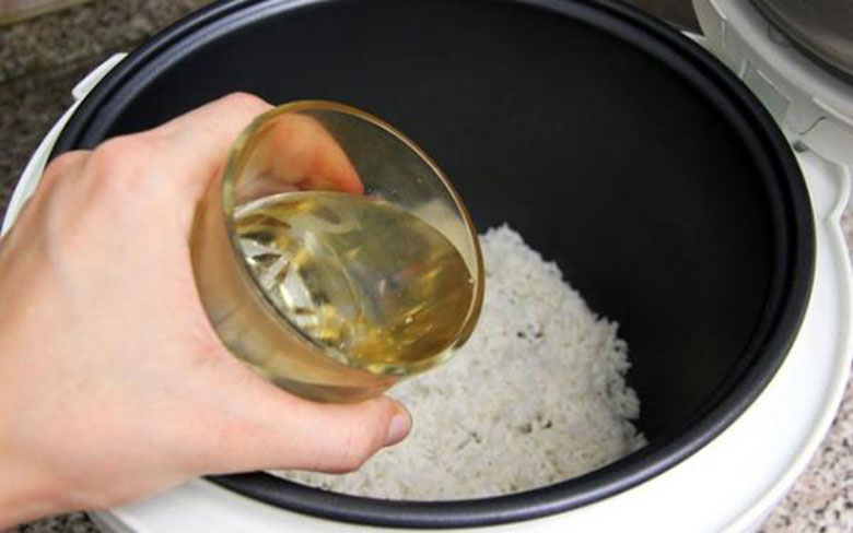 Nấu xôi xéo bằng nồi cơm điện đơn giản, dễ làm với các bạn