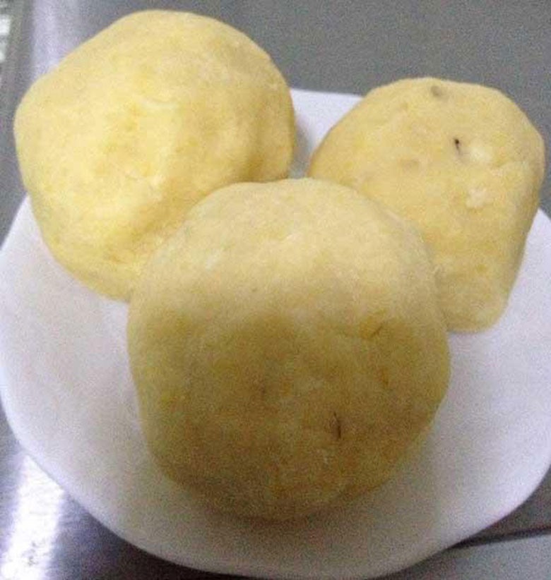 Nấu xôi xéo bằng nồi cơm điện khi nấu và vò đậu xanh