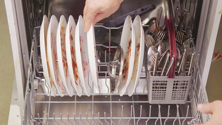 Thêm chén đĩa vào máy