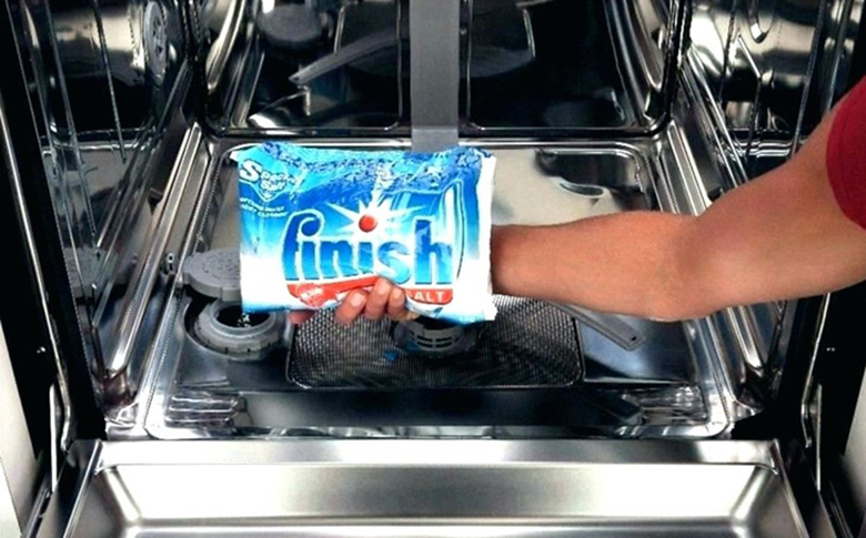 Thêm hóa chất vào máy rửa chén trước khi vận hành
