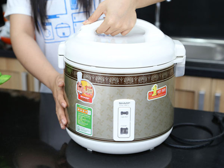 Cách dùng nồi cơm điện cần đóng chặt nắp nồi cơm điện khi sử dụng