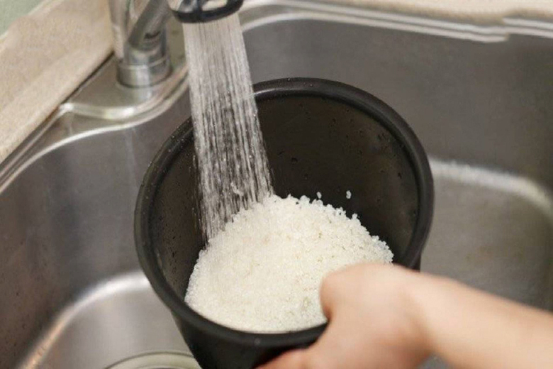 Cách sử dụng nồi cơm điện khi nấu cơm cần vo gạo trước