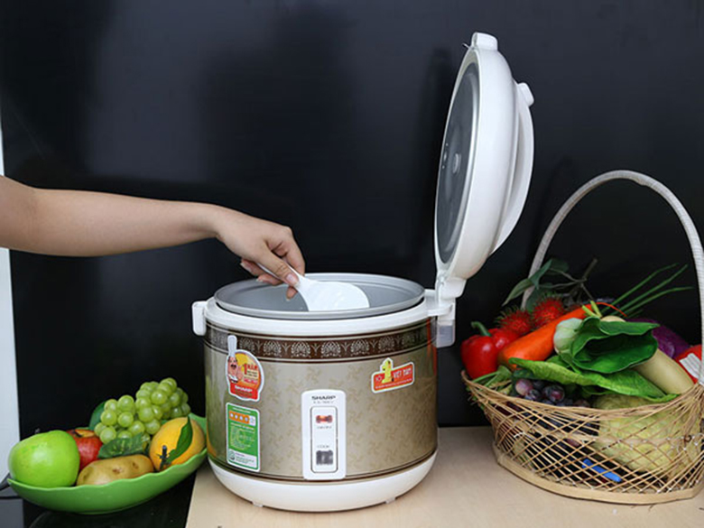 Cách dùng nồi cơm điện khi nấu xong tự khác nút bật nhẽ nhảy lên