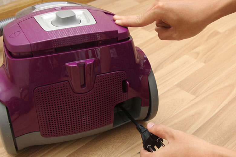 Kéo và thu gọn dây điện máy hút bụi Electrolux