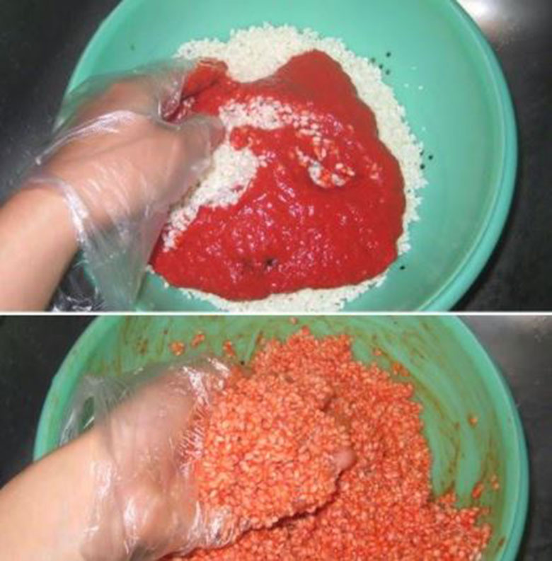 Trộn hỗn hợp gạo và gấc đã chuẩn bị lại với nhau