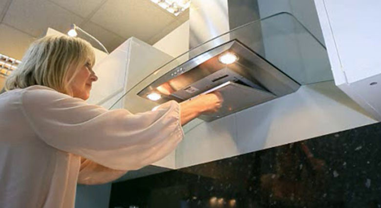 Ưu điểm của máy hút mùi kính cong: dễ vệ sinh