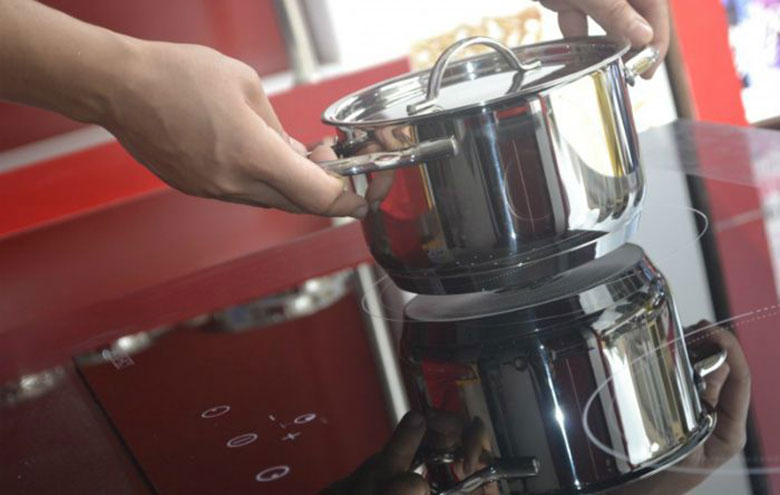 Lưu ý khi sử dụng bếp từ không được kéo lê các vật trên bề mặt bếp