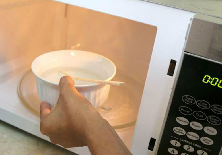 Khử mùi lò vi sóng bằng cốc nước lọc