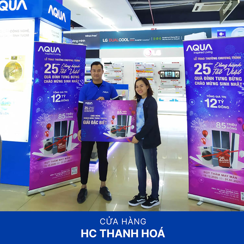 khách hàng nhận giải Aqua – 25 năm đồng hành cùng Tết Việt