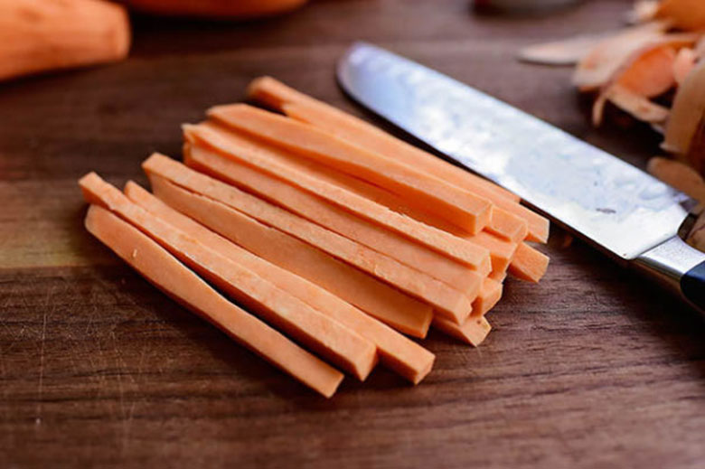 Cách làm khoai lang sấy khô bằng lò vi sóng sơ chế nguyên liệu