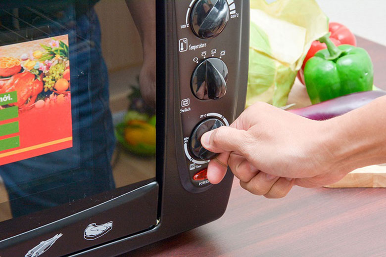 Cho khoai lang sấy khô bằng lò vi sóng