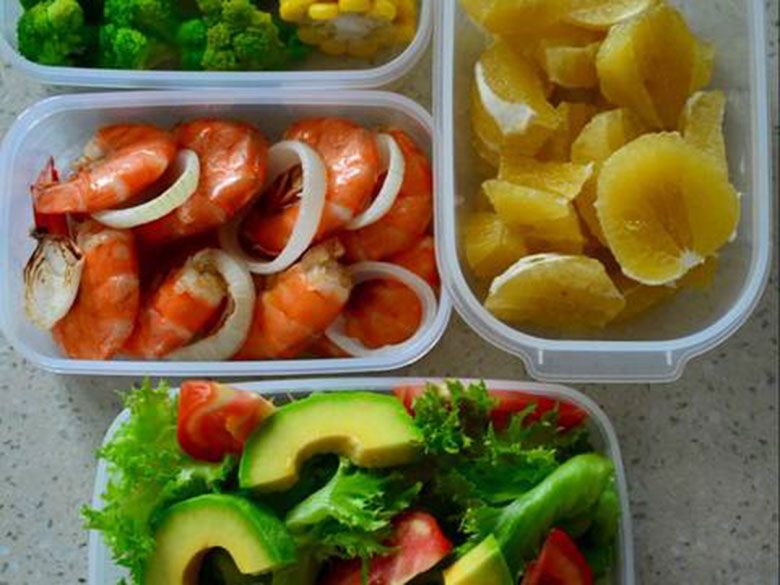 Cách làm tôm nướng muối tiêu + salad bơ món ngon đổi vị mỗi ngày