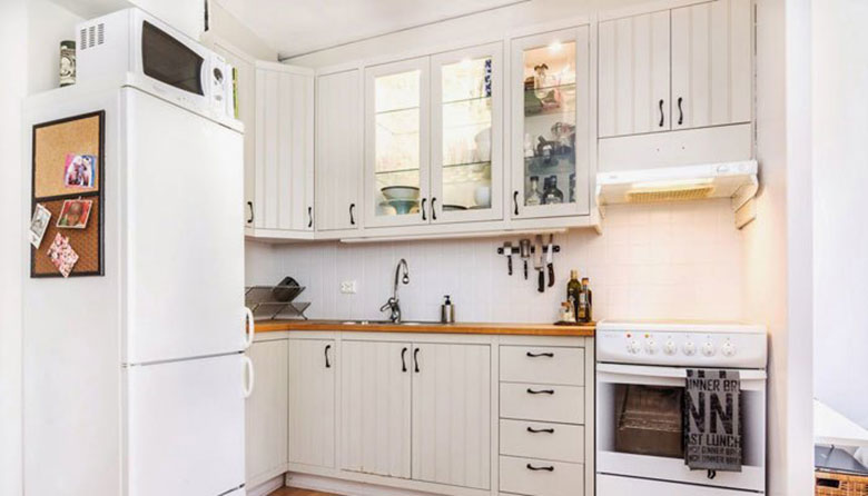 Các vị trí đặt lò vi sóng không nên đặt trên nóc tủ lạnh