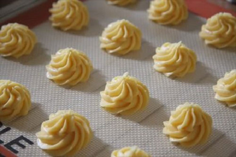 Cách làm bánh su kem bằng lò vi sóng tạo hình vỏ bánh cho vào nướng
