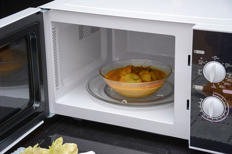 Hâm thức ăn bằng lò vi sóng thực hiện món canh, súp