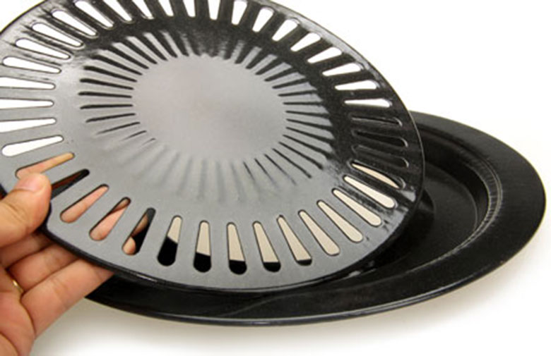 Cách nướng thịt bằng bếp từ chuẩn bị chảo vỉ để nướng