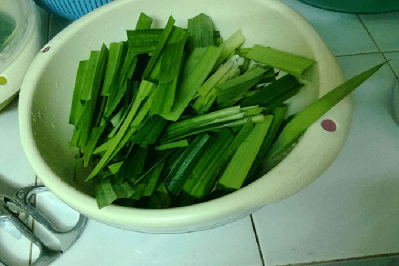 Cách nấu xôi lá dứa bằng nồi cơm điện sơ chế lá dứa