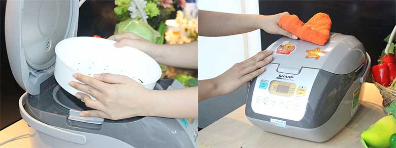 Cách vệ sinh nồi cơm điện xong đặt nồi con và rá hấp vào bên trong nồi cơm điện và phần bên ngoài