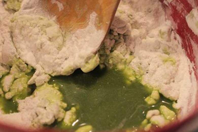 Cách nấu xôi khúc bằng nồi cơm điện khi nhào bột nếp