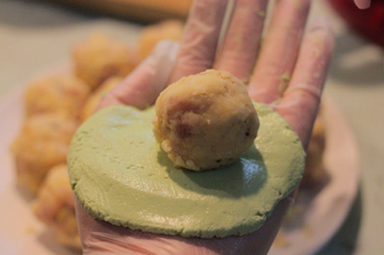 Cách nấu xôi khúc bằng nồi cơm điện khi vo viên nhân trong bột