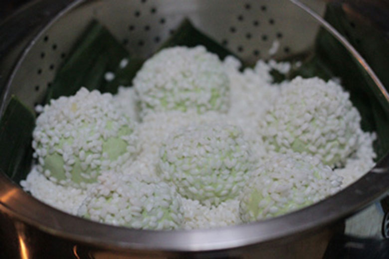 Cách nấu xôi khúc bằng nồi cơm điện khi trộn gạo nếp với bột bánh