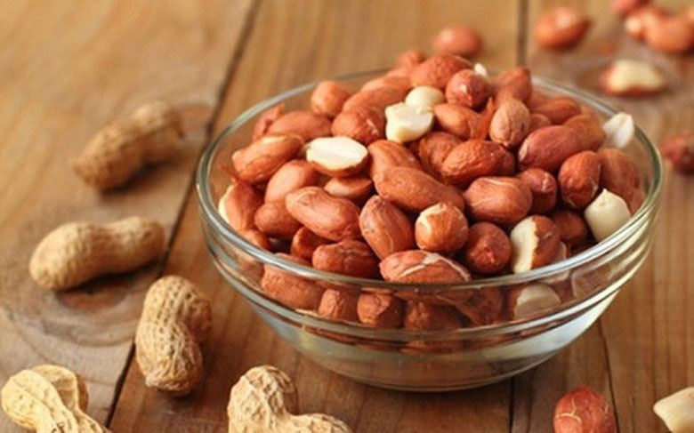 Cách nấu xôi gà bằng nồi cơm điện khi sơ chế đậu phộng