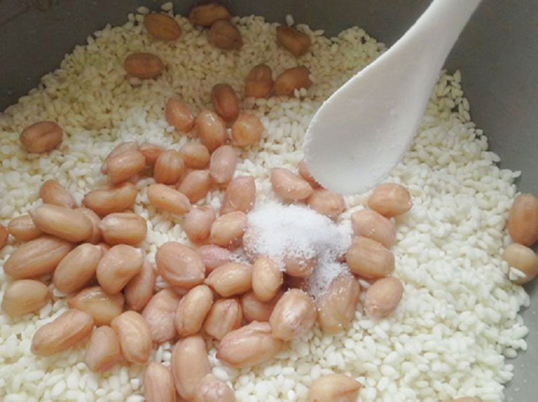 Cách nấu xôi gà ngon bằng nồi cơm điện khi bắt đầu trộn gạo với đậu phộng